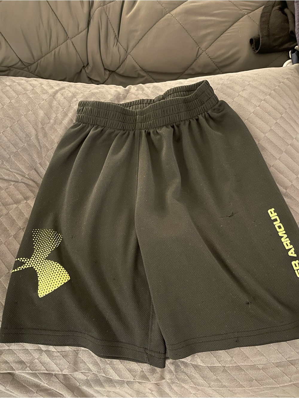 Boyβs Underarmour black shorts